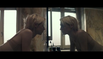 Elizabeth-Debicki_-_The-Burnt-Orange-Heresy-2019-Blu-ray-1080p-Remux-NCS-010