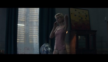 Elizabeth-Debicki_-_The-Burnt-Orange-Heresy-2019-Blu-ray-1080p-Remux-NCS-012