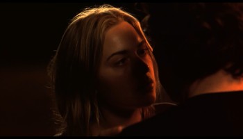 Sophie-Lee_Kate-Winslet_Elena-Knox_-_Holy-Smoke-1999-1080p-Blu-ray-Remux-NCS-011