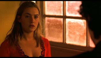 Sophie-Lee_Kate-Winslet_Elena-Knox_-_Holy-Smoke-1999-1080p-Blu-ray-Remux-NCS-016