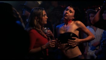 Sophie-Lee_Kate-Winslet_Elena-Knox_-_Holy-Smoke-1999-1080p-Blu-ray-Remux-NCS-017