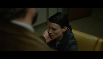 Rooney-Mara_Elodie-Yung_-_The-Girl-with-the-Dragon-Tattoo-2011-1080p-Blu-ray-Remux-NCS-01