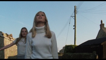 Susan-George_Sally-Thomsett_-_Straw-Dogs-1971-Remastered-Blu-ray-1080p-Remux-NCS-0212bd01f26ca99e72