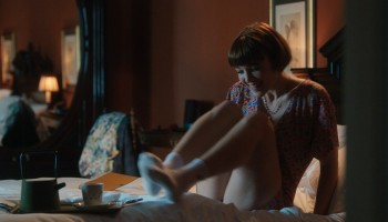 Isabel-Garrido_Marta-Nieto_Carla-Campra_-_La-manzana-de-oro-2024-1080p-Blu-ray-NCS-08